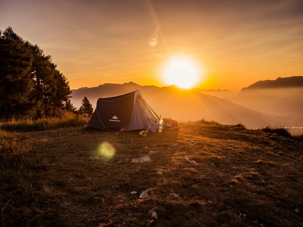 Quels sont les équipements nécessaires pour un camping en région de haute altitude?